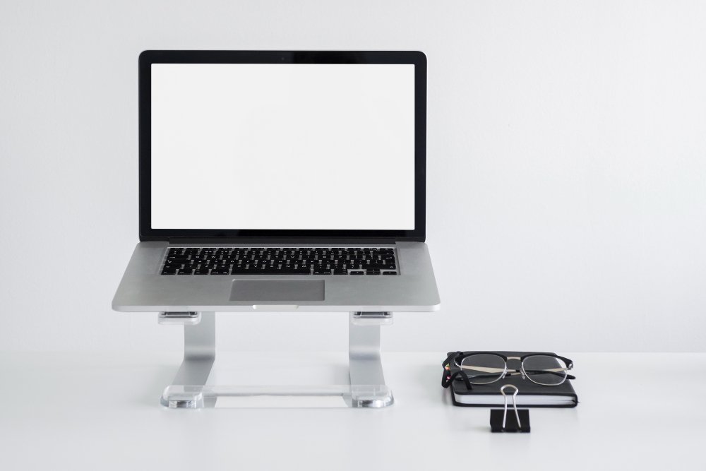 tips perawatan laptop: gunakan stand laptop untuk bekerja secara lama